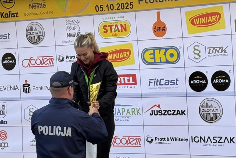 mł. asp. Sylwia Kucia z KPP w Turku odbiera puchar za zwycięstwo w Biegu Ptolemeusza